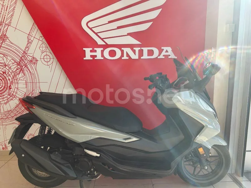 Honda Forza 350 - Vista 4