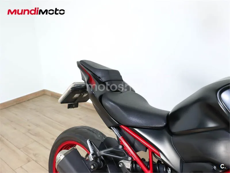 Kawasaki Z900 - Vista 43