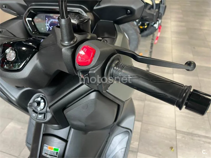 Yamaha XMAX 300 - Vista 11