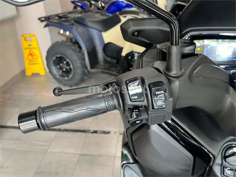 Yamaha XMAX 300 - Vista 9