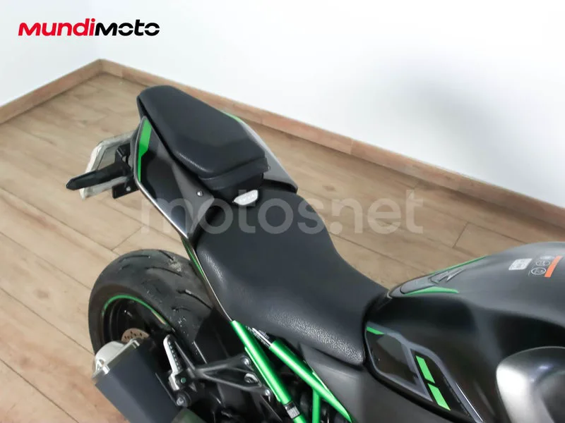 Kawasaki Z900 - Vista 21