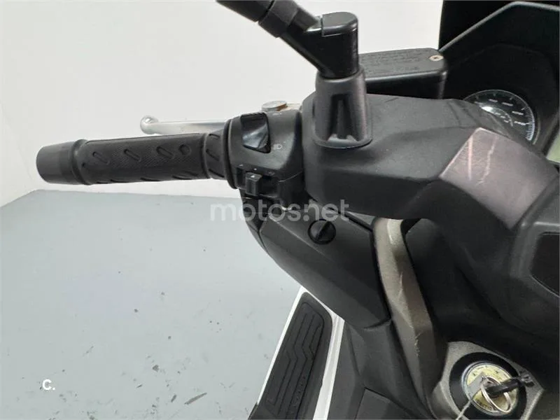 Kymco Grand Dink 300 – Vista 11