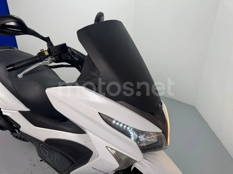 Kymco Grand Dink 300 – Vista 15