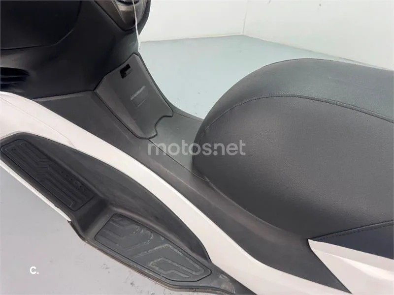 Kymco Grand Dink 300 – Vista 23