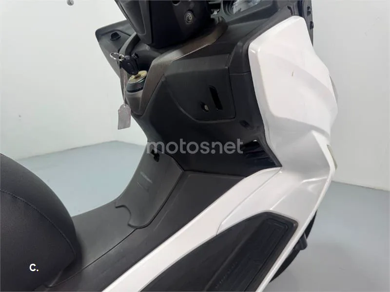 Kymco Grand Dink 300 – Vista 8