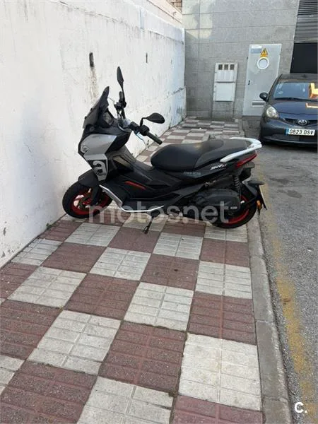 Aprilia SR GT 125 - Vista 3