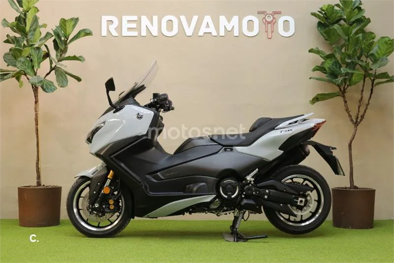 Yamaha TMAX - Vista 4