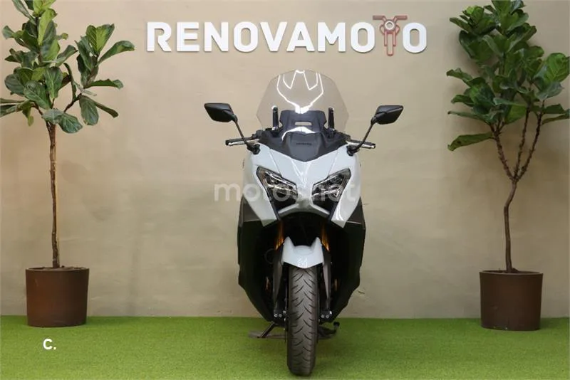 Yamaha TMAX - Vista 5