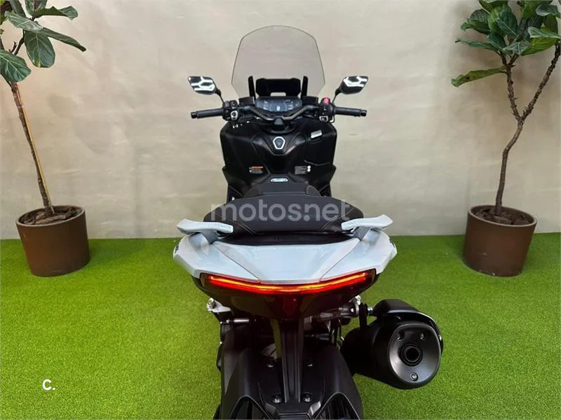 Yamaha TMAX - Vista 8