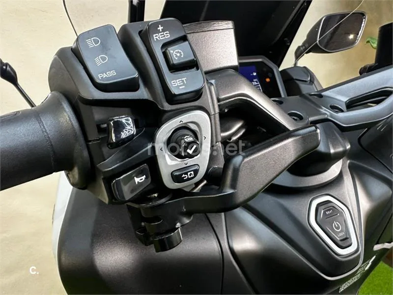 Yamaha TMAX - Vista 9
