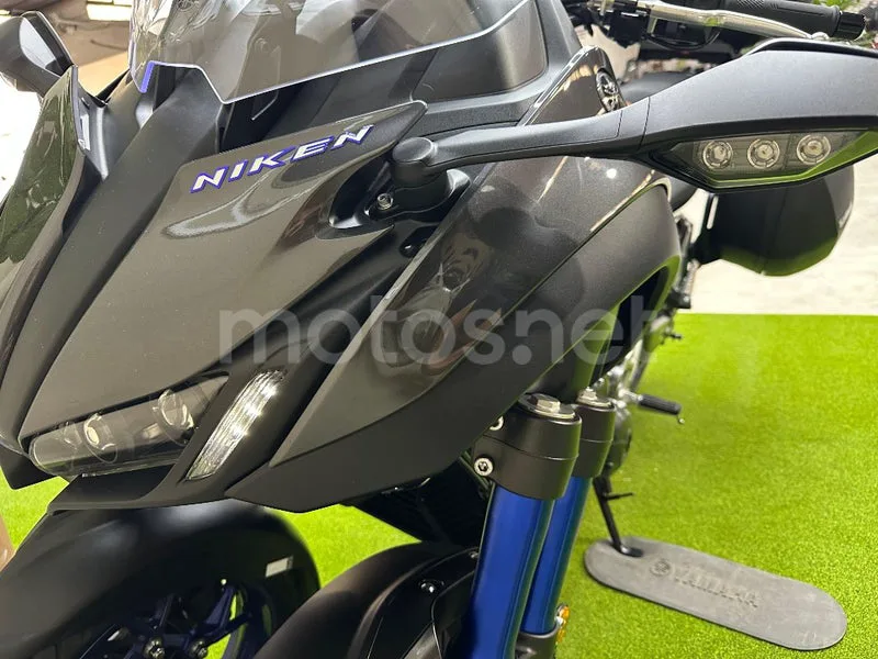 Yamaha Niken - Vista 12