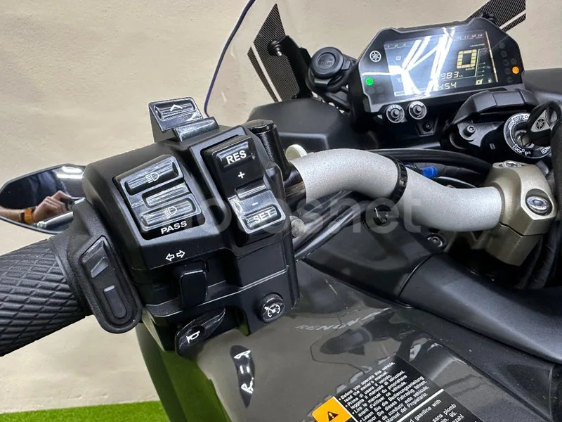 Yamaha Niken - Vista 9