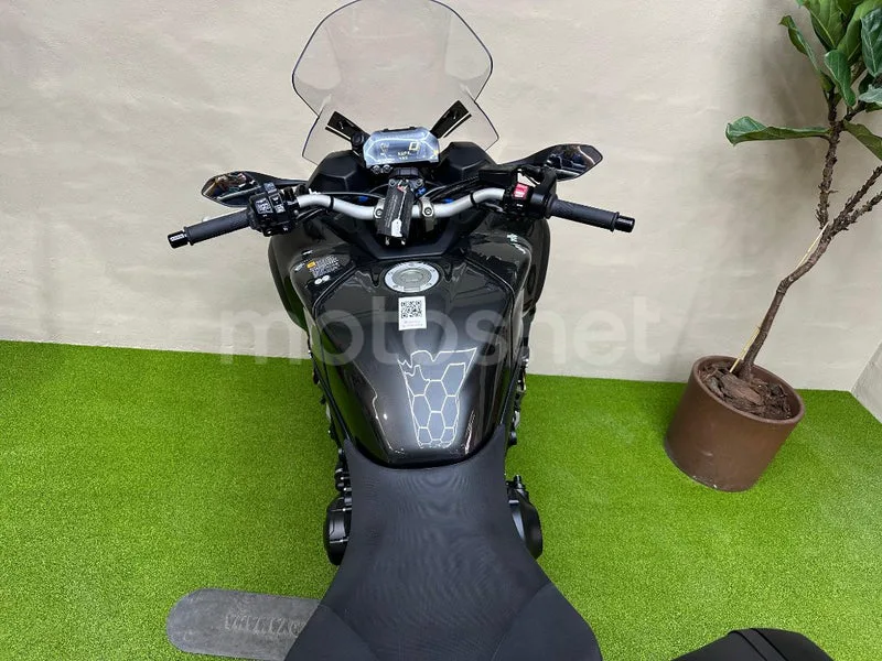 Yamaha Niken - Vista 10
