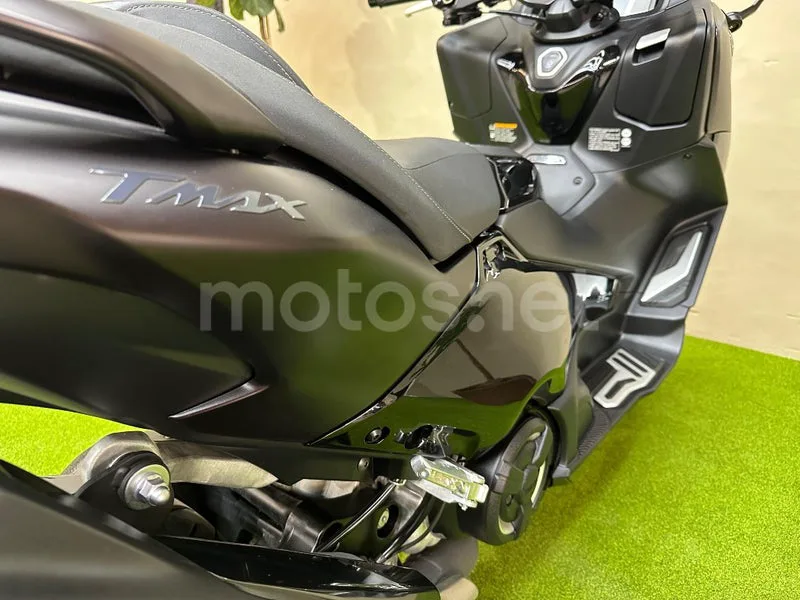 Yamaha TMAX - Vista 11