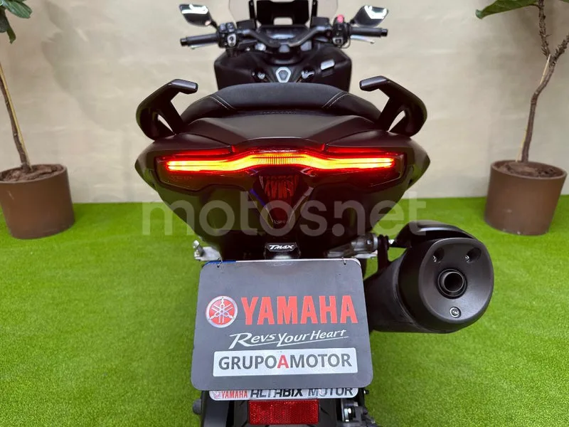 Yamaha TMAX - Vista 12