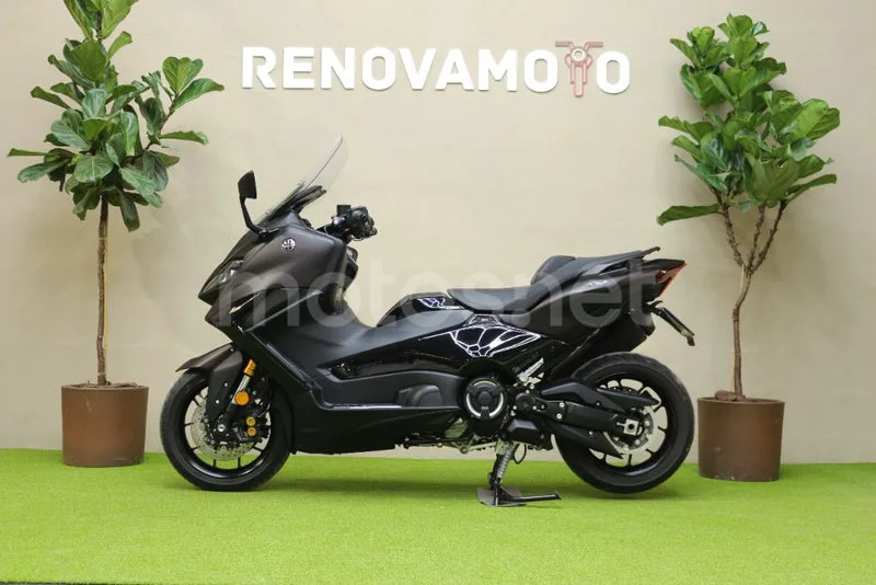 Yamaha TMAX - Vista 4