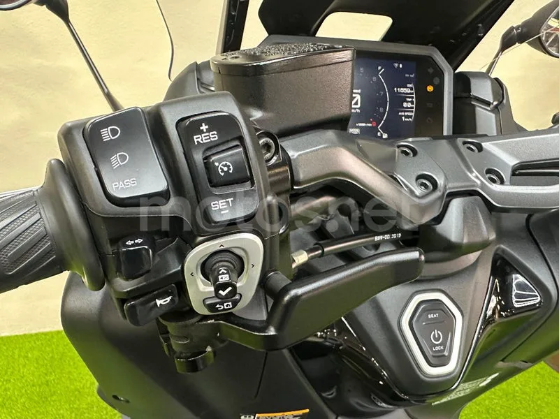 Yamaha TMAX - Vista 8