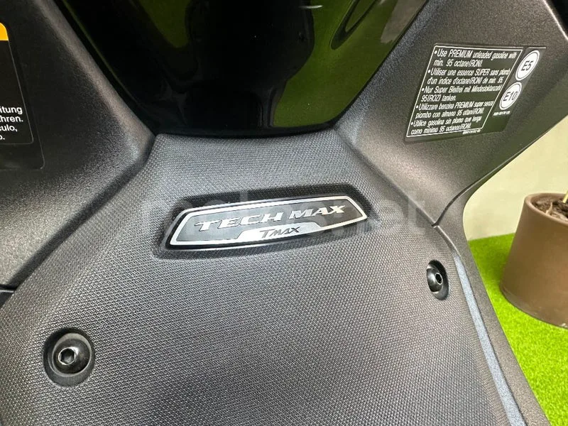 Yamaha TMAX - Vista 9