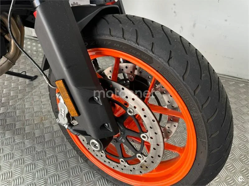 KTM 890 – Vista 12