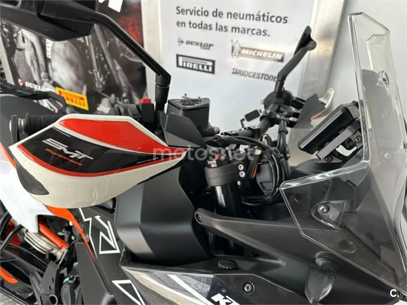 KTM 890 – Vista 14