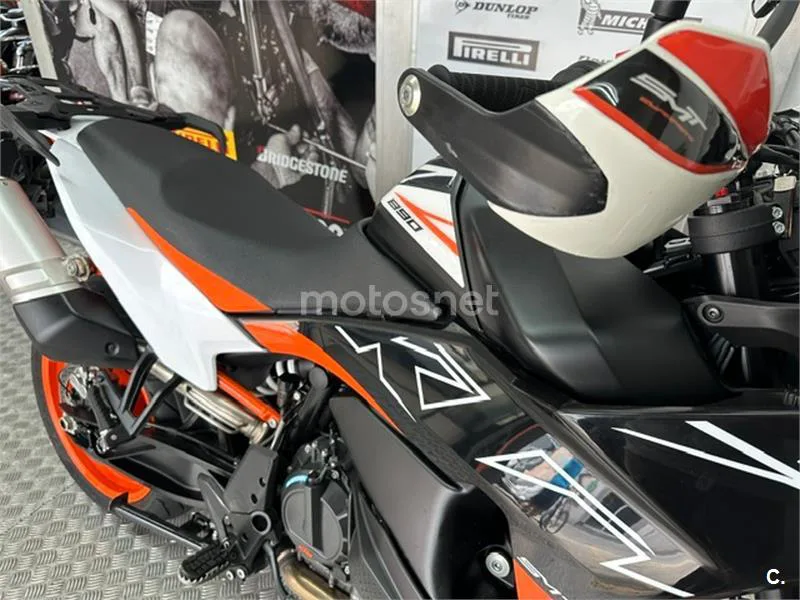 KTM 890 – Vista 15