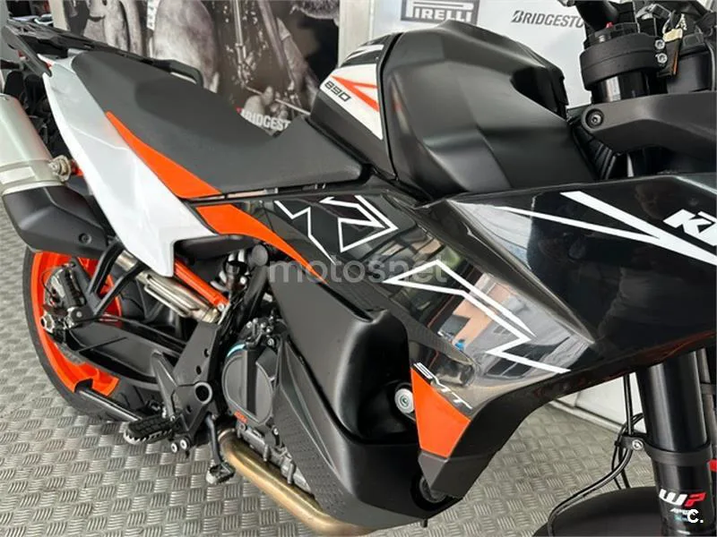 KTM 890 – Vista 16