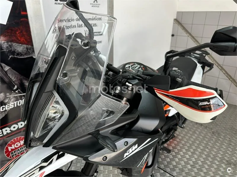 KTM 890 – Vista 19