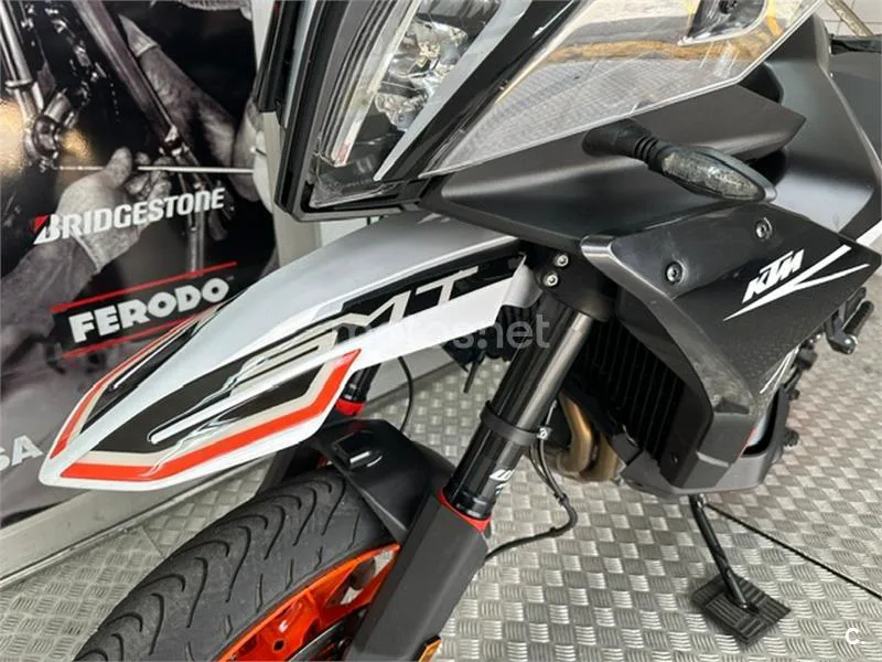 KTM 890 – Vista 20