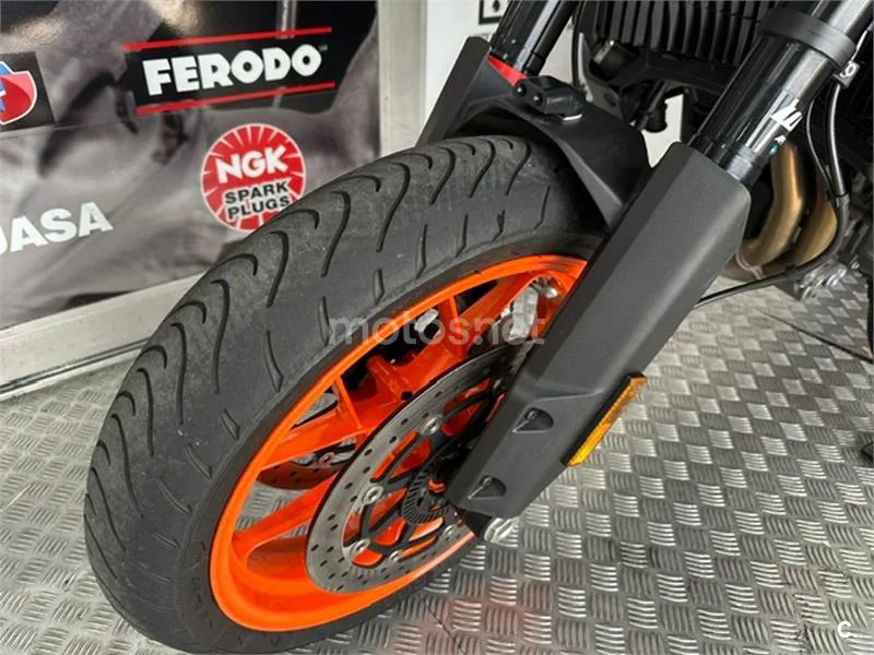 KTM 890 – Vista 21