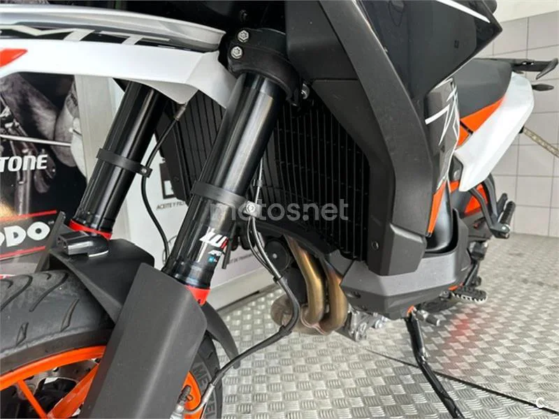 KTM 890 – Vista 23