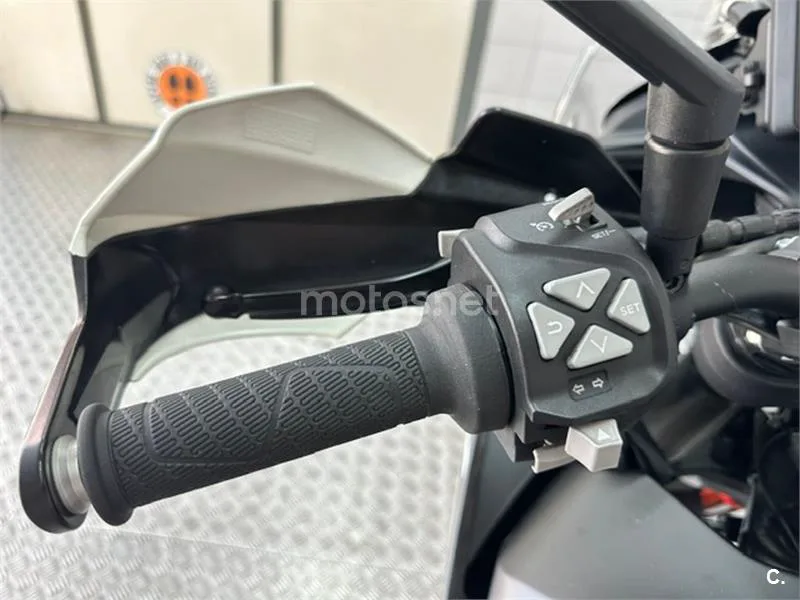 KTM 890 – Vista 30