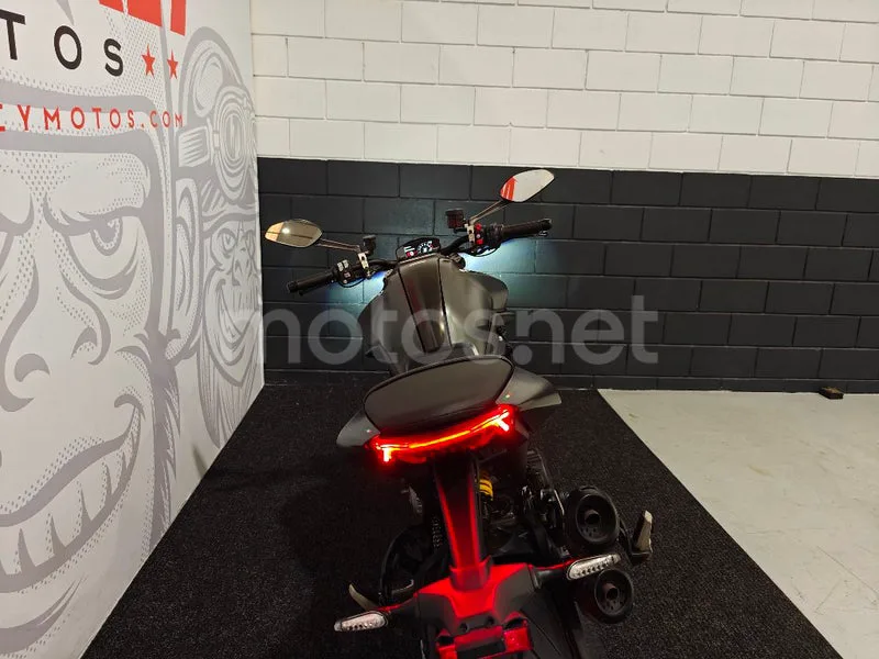 Ducati Monster - Vista 11
