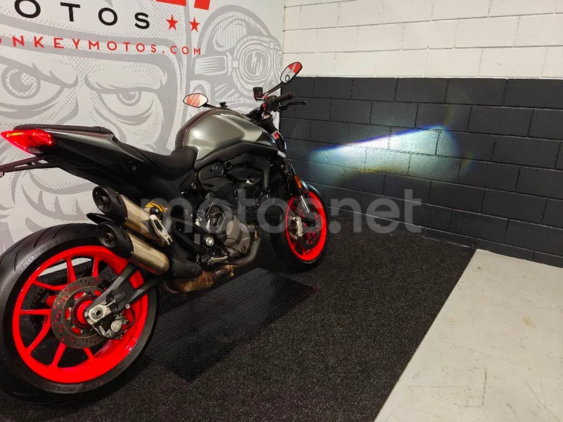 Ducati Monster - Vista 3