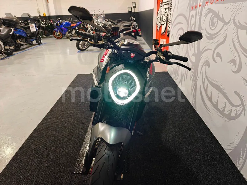 Ducati Monster - Vista 4