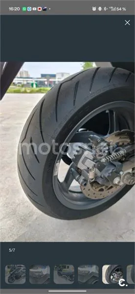 Kymco AK 550 - Vista 4