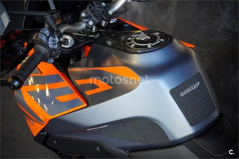 KTM 1290 Super Duke GT - Vista 23