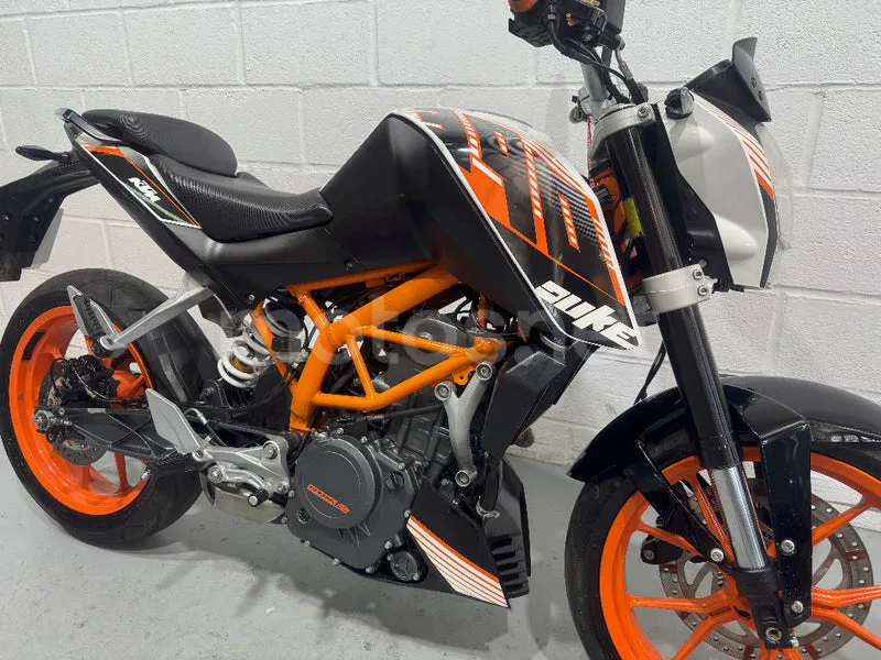 KTM 390 Duke - Vista 16