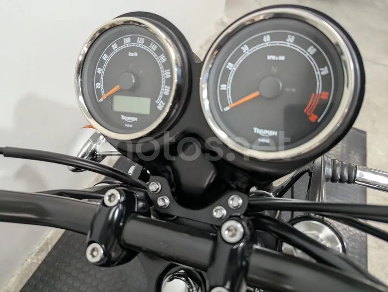 Triumph Bonneville T100 - Vista 11