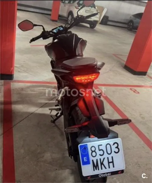 Honda CB125R - Vista 4