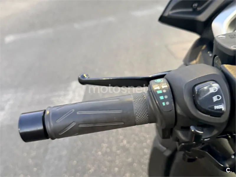 Yamaha XMAX 400 - Vista 6