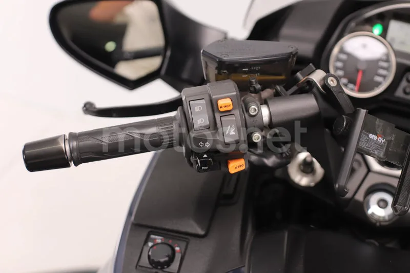 Kawasaki 1400GTR - Vista 8