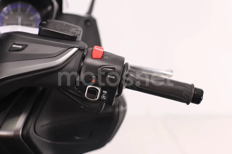 Yamaha TMAX 560 - Vista 9