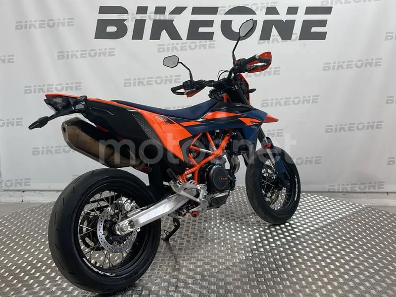 KTM 690 SMC R - Vista 8