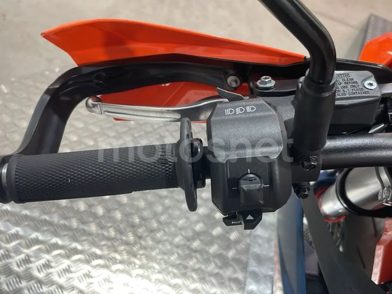 KTM 690 SMC R - Vista 10
