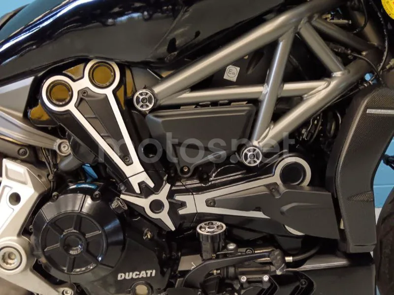 Ducati Diavel - Vista 3