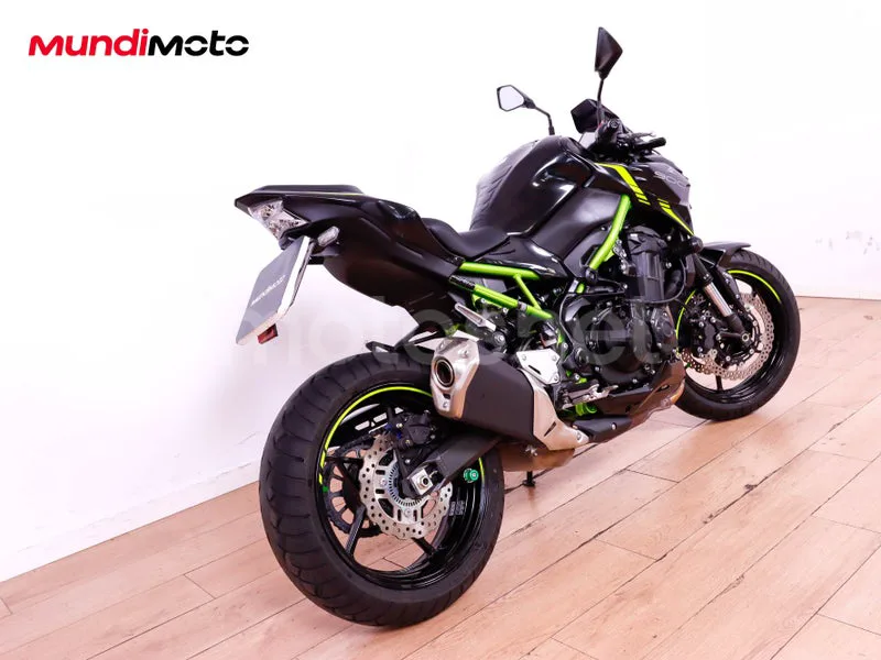Kawasaki Z900 - Vista 3