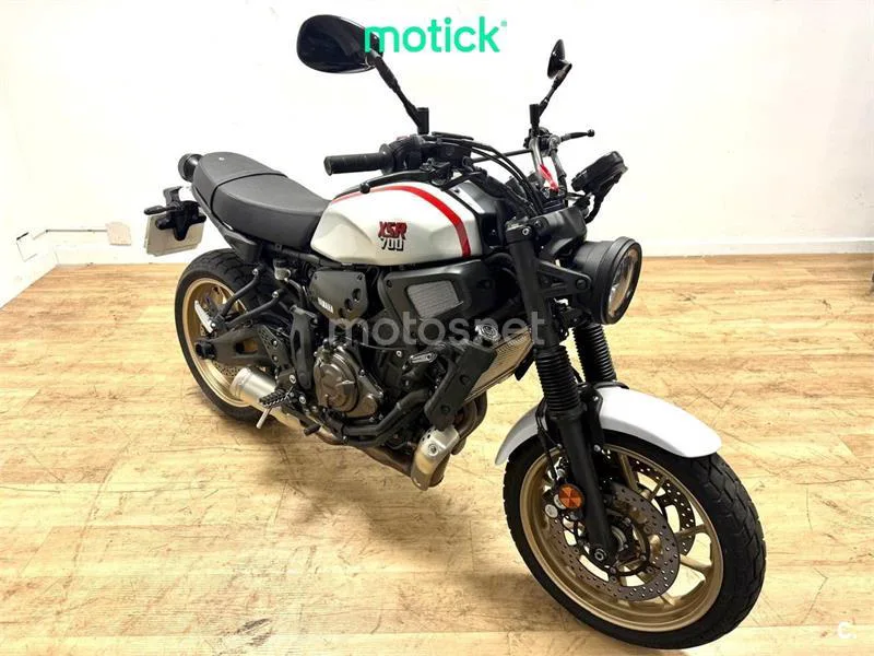 Yamaha XSR700 - Vista 12