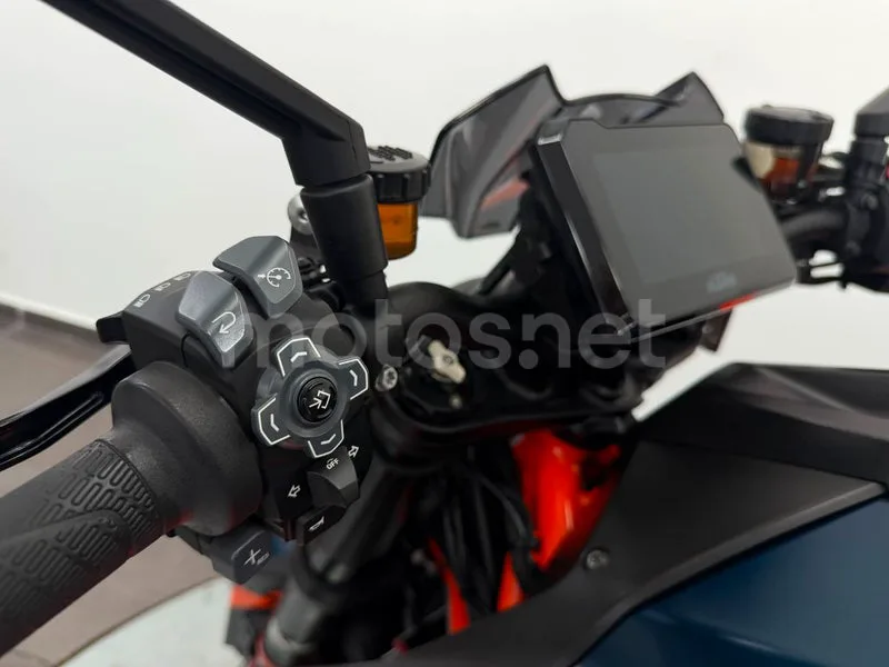 KTM 1290 Super Duke R - Vista 15
