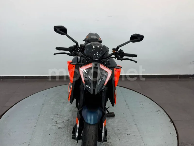 KTM 1290 Super Duke R - Vista 17