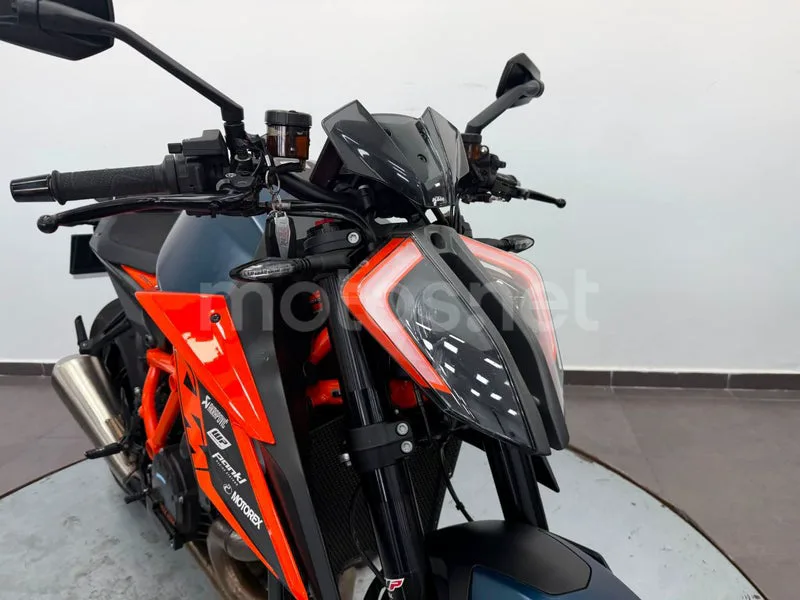 KTM 1290 Super Duke R - Vista 22